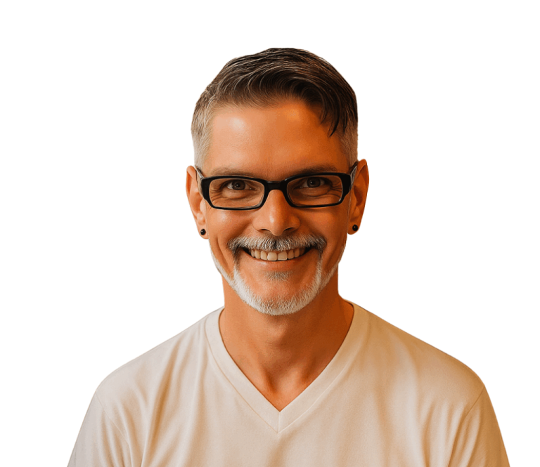 Mann mit grauen Haaren und Brille, lächelt freundlich in einem weißen T-Shirt Treppenlift Experten